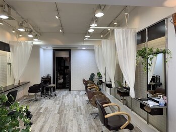 フレイバー オブ ヘアー(FLAVOR OF HAIR)の写真/席と席の間をカーテンで仕切り半個室空間を！