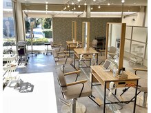 フレームスエルア しんみち(FRAMES 'elua)の雰囲気（光の射し込む明るい店内♪ 【伊勢/宇治山田】【美容室】）