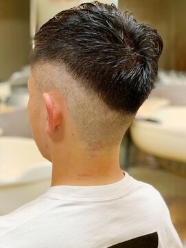 インタークロス 30代40代メンズ刈り上げフェードスタイルかき上げ短髪ワイルド