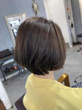 レイリー(LAiLy) 前下がり ショートボブ グレージュ 透明感