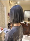 シルバーグレージュのパッツンボブ