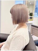 切りっぱなしボブ＆ハイトーンカラー＆ホワイトベージュ