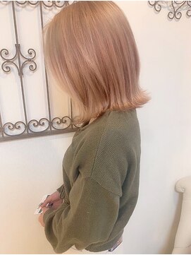 ソレイユトウキョウシブヤ(SOLEIL TOKYO shibuya) ミディアム外ハネ韓国風ブリーチバニラブロンド