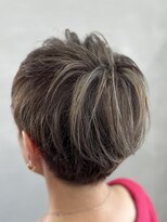 レヴィア(REVIA)&nbsp;ショートボブ白髪ぼかしハイライトブリーチミルクティーベージュ