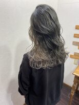 レブル(Re BuLL)&nbsp;ホワイトベージュインナーカラー　韓国ヘア　ヨシンモリ