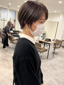 キノ(kino) 前髪ありマッシュショートハイライトくびれ丸み20代30代40代