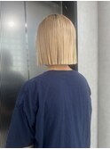 抜きっぱなしブロンド、切りっぱなしボブ