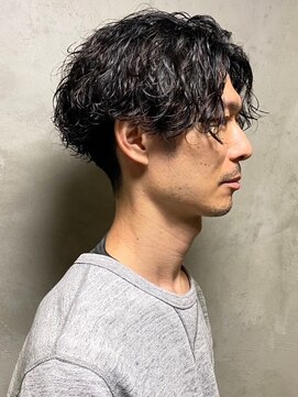 ディスイズバーバーサード(THIS IS BARBER 3rd) 波巻きパーマ　センターパート　ツーブロック　30代　40代
