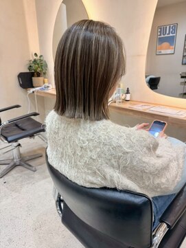 ヒビヲ 天神警固(HIBIO) ショートボブ切りっぱなしボブタッセルボブブリーチダブルカラー