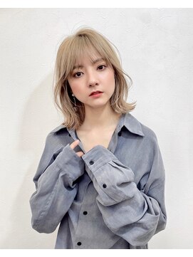 リコバイアフロート(riko by afloat) 外ハネくびれレイヤーボブミルクティーブロンド【riko荒木】