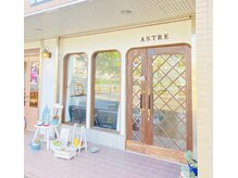 アストル ヘアーデザイン(ASTRE Hair Design)の雰囲気（アンティークな扉が印象的なサロン）