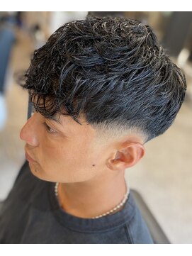 フランクスバーバーザスタンド(Frank’s barber the stand) ミドルスキンフェードスペインカール　バーバースタイル