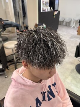 イーラ アメ村店(era) メンズパーマホワイトメッシュ縦落ちツイスパマッシュ