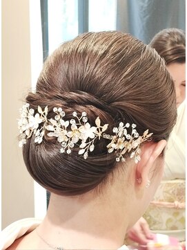 アンベリールフルー(EMBELLIR fleur) 振袖に合うシニヨンスタイル