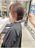 インナーカラーピンクベージュ前下がりミニボブ