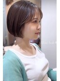 白髪ぼかしハイライトで柔らかい印象のショートボブ