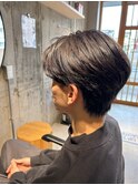 黒髪爽やかセンターパートパーマスタイル