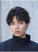 大人の抜け感を演出する、今トレンドのフェザーパーマ