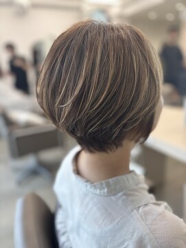 アヴァンス 箕面(AVANCE.) ショート×白髪ぼかし