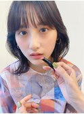 暗髪でも抜け感のあるミディアムレイヤー