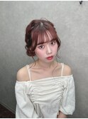 ヘアアレンジ　ロングヘア　ピンク　サイドポニーテール