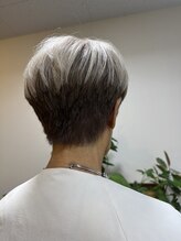 ノル(nol) マッシュラインがおしゃれなグレイを活かしたショートヘア
