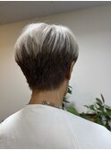 マッシュラインがおしゃれなグレイを活かしたショートヘア