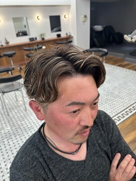 ザデイトウキョウ 表参道 青山(THE DAY TOKYO) MEN'S HAIR/金メッシュ/刈り上げセンターパート/表参道駅