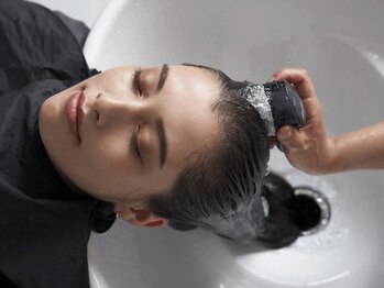 ファム 千葉中央(fam)の写真/【極上の癒し】フルフラットシャンプー台で夢心地♪日頃の疲れを癒やしながら頭皮環境もリセット!千葉