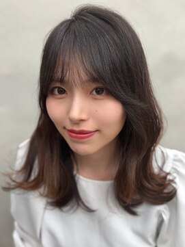 レヴィア(REVIA) レディース顔まわりカットレイヤースタイル