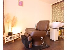 ヘアーエージェ(Hair Etger)の雰囲気（リクライニング式のシャンプー台で癒しの時間を。）