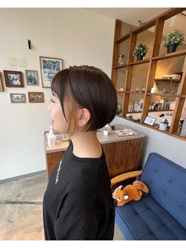 トリスター(TREASTAR) 刈り上げ眉うえバングインナーカラー切りっぱなし前下がりボブ