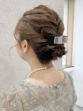 ナウアズ(now as.) 肩上ボブでもできるシニヨンヘアアレンジ【向】