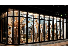 ラグヘアーワークス(LAG HAIR WORKS)の雰囲気(夜の外観★外から見るとライトアップされてすごく綺麗です♪)