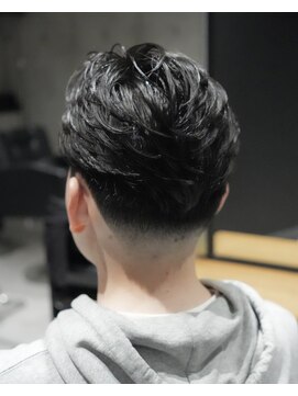 メッツ 原宿(METS) MEN'S/毛流れサイドパート×テーパーフェード/毛流れパーマ