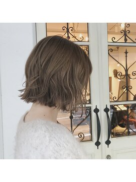 マウロア(MAULOA) “切りっぱなし ぱつんとしたライン ベージュカラー”中西英美子