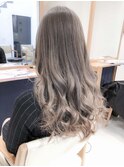 アッシュグレージュグラデーションカラーロングヘア