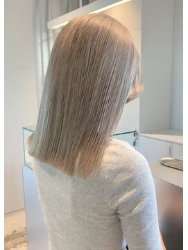 ケリーアン 太田(kelly.un) ホワイトベージュカラー/切りっぱなしボブ