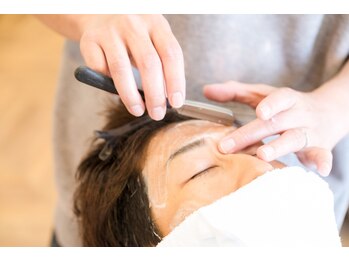 サンデーバックナイン(SUNDAY BAC9)の写真/印象は「細部」に宿る。プロのシェービング＆眉カットで、第一印象を劇的に変える男の身だしなみ。