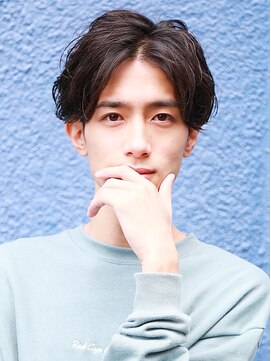 モットコウ 松山大街道(Mot-Co) 前下がり×センターパートスタイル