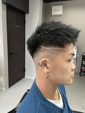 ニーキュウヨン バーバーズストア(294 BARBER's Store) スキンフェード×フェザーアップ×ラインアート