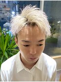 ホワイトヘア／ブリーチカラー／刈り上げ／アップバング／眉毛