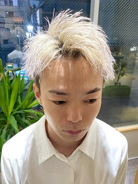 クオル 立川(QOL) ホワイトヘア／ブリーチカラー／刈り上げ／アップバング／眉毛