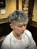レオヘアワークス(LEO HAIR WORKS) ツイスパ シルバーメッシュ スキンフェード 新潟女池