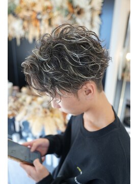 ミディアムスパイラルパーマ×ハイライトの立体スタイル/諏訪