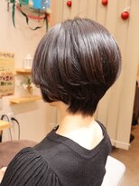 ワンアンドオンリー(One And Only)&nbsp;黒髪（暗髪）ゆるふわ大人可愛いこなれミディ耳だしショート