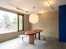 まるで海外ギャラリーのような洗練された唯一無二の店内