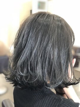 アリア トータルビューティー(Aria total beauty) 外ハネブルーアッシュ