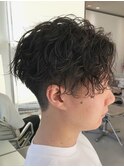 センターパートスパイラルパーマツーブロック刈り上げメンズヘア