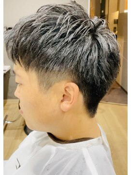 リーフ(Re-F) ツーブロック　アップバングショート